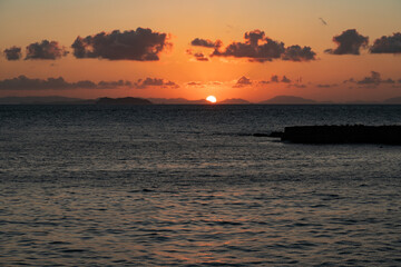 海岸線に沈む夕日　イメージカット横