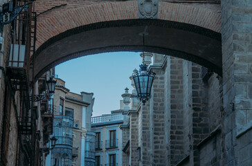 Fototapeta na wymiar monumental historic streets of the city of toledo, spain