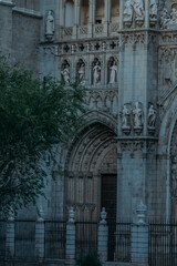 Obraz premium facade with sculptures of the cathedral of toledo, spain, europe
