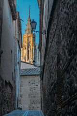 Fototapeta na wymiar monumental streets of toledo, spain with the cathedral in the background