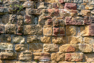 Detailansicht einer porösen Wand in einer Burg