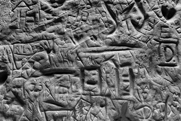 In Sandstein eingeritzte Initialen in Schwarzweiß fotografiert