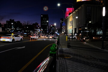 Fototapeta premium A picture of a late night street in the city.