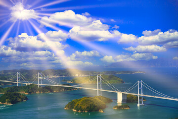 Obraz premium しまなみ海道の来島海峡大橋に差し込む太陽光線
