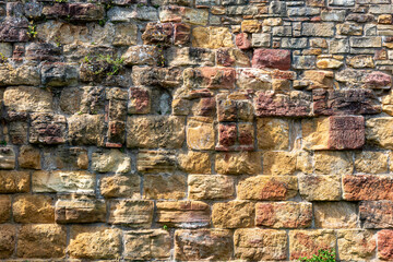 Detailansicht einer porösen Wand in einer Burg