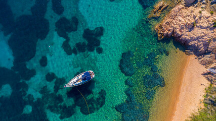 Obraz na płótnie Canvas beautiful turquoise water, beach and boat