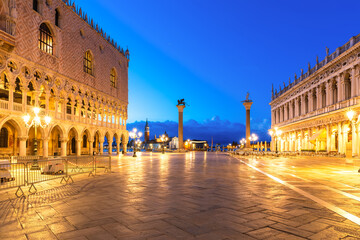 Obraz premium Piazza San Marco with National Library of St Mark's, Column of San Teodoro and and Doge's Palace, Venice