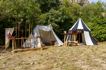 Campement de guerriers médiévale en couleur © bockelbam