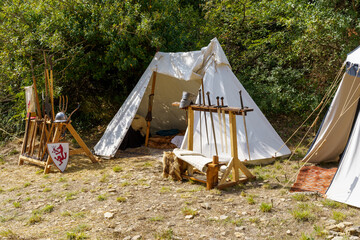 Campement de guerriers médiévale en couleur