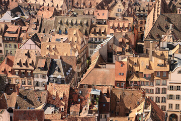 Typisch Straßburger Altstadtdächer; Blick vom Münster entlang der Rue du Poumon