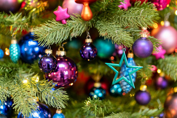 Bunt geschmückter Weihnachtsbaum im Lichterglanz. 