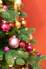 Obraz na płótnie Canvas Bunt geschmückter Weihnachtsbaum im Lichterglanz. 