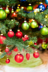 Fototapeta na wymiar Bunt geschmückter Weihnachtsbaum im Lichterglanz. 