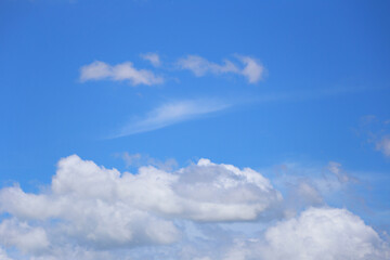 Naklejka premium Blue sky with white clouds in the daytime background.