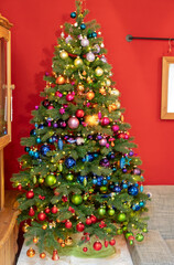 Bunt geschmückter Weihnachtsbaum im Lichterglanz. 