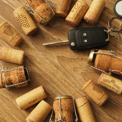 Korki od wina, kieliszek i kluczyki od samochodu
