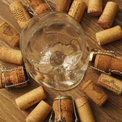 Fototapeta Korki od wina, kieliszek i kluczyki od samochodu obraz