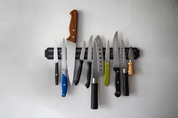 Fototapeten groupe de couteaux différents sur une barre aimantée © laurencesoulez
