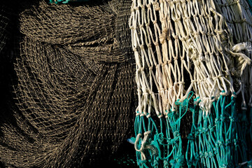 Fischernetze sind zum Trocknen aufgehängt