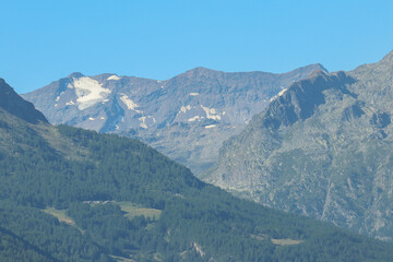 Cime, boschi e ghiacci delle Alpi Graie valdostane.