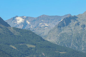 Fototapeta premium Cime, boschi e ghiacci delle Alpi Graie valdostane.