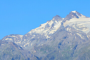 Fototapeta na wymiar Particolare del ghiacciaio valdostano di Château Blanc in estate. 