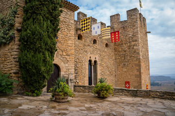 Castillo de montsonis con cielo azul nuboso y banderas medievales lleida cataluña españa - obrazy, fototapety, plakaty