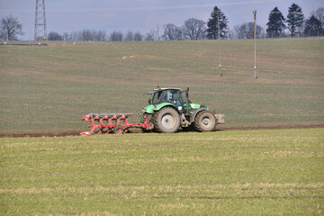 Obraz premium tractor prepares a field for sowing