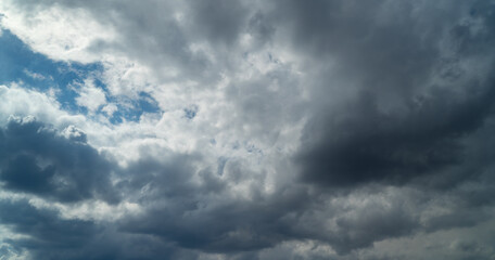 Sky with clouds at dusk or dawn