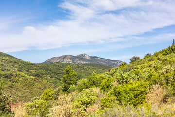 Obraz premium Vue sur le Mont Saint-Baudille depuis le sentier de randonnée du Roc des Deux Vierges à Saint-Saturnin-de-Lucian (Occitanie, France)