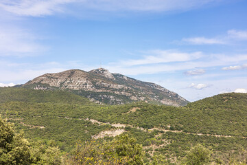 Obraz premium Vue sur le Mont Saint-Baudille depuis le sentier de randonnée du Roc des Deux Vierges à Saint-Saturnin-de-Lucian (Occitanie, France)