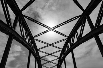 Brücke Stahl schwarz-weiß Sonne Duisburg Hafen Bogen Himmel Nieten Graustufen Kontrast Verbindung...