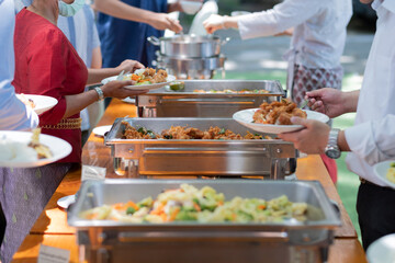 scooping the food, catering, dinner time
