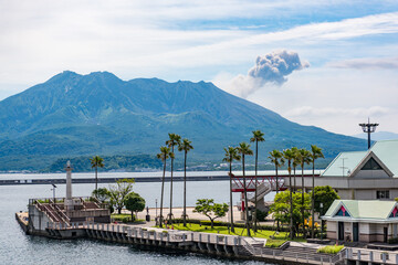 Ausbruch des aktiven Vulkans Sakurajima in Kagoshima, Japan - obrazy, fototapety, plakaty