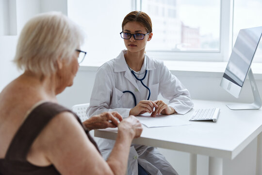 elderly woman with glasses diagnostics health complaint