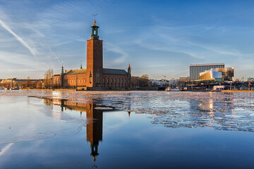 Winter image of Stockholms city hall reflecting in Riddarfjarden. - 458250276
