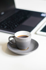 Taza de café con ordenador portátil.