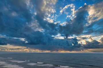 Chegada da noite na praia, vista aérea