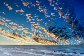 Fototapeta premium Vista aérea do amanhecer na praia