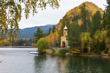 Tourists love to come on weekends to relax on the shores of beautiful Emerald Lake, admire the picturesque autumn landscape and visit the Orthodox chapel of the Prophet Solomon