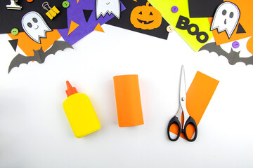 Craft with a child for Halloween from rolls of toilet paper and colored paper pumpkin. Step-by-step instruction. step 4.