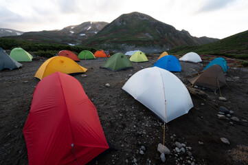 山 キャンプ テント 赤い