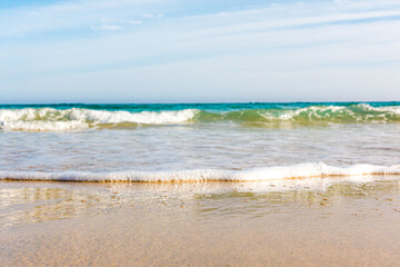 Fototapeta na wymiar Bursts of sea waves on a tropical sea beach,