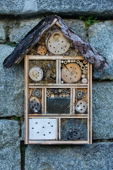 Blick auf ein Insektenhotel