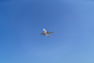 Aviones con cielo azul aterrizando