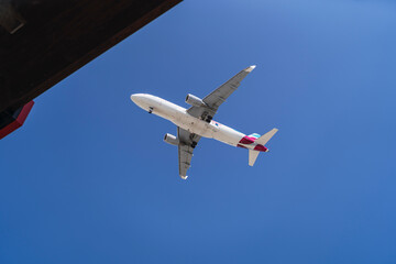 Aviones con cielo azul aterrizando