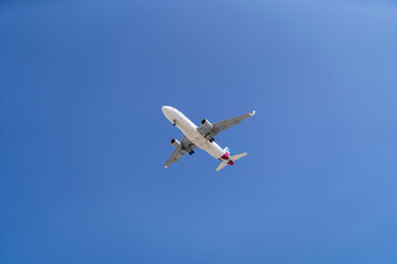 Fototapeta na wymiar Aviones con cielo azul aterrizando