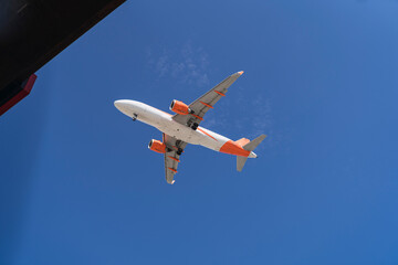 Aviones con cielo azul aterrizando