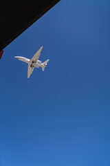 Aviones con cielo azul aterrizando