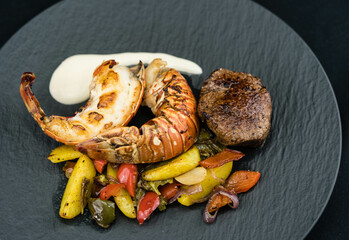 Surf and Turf mit Rinderfiletsteak und Langustenschwänzen